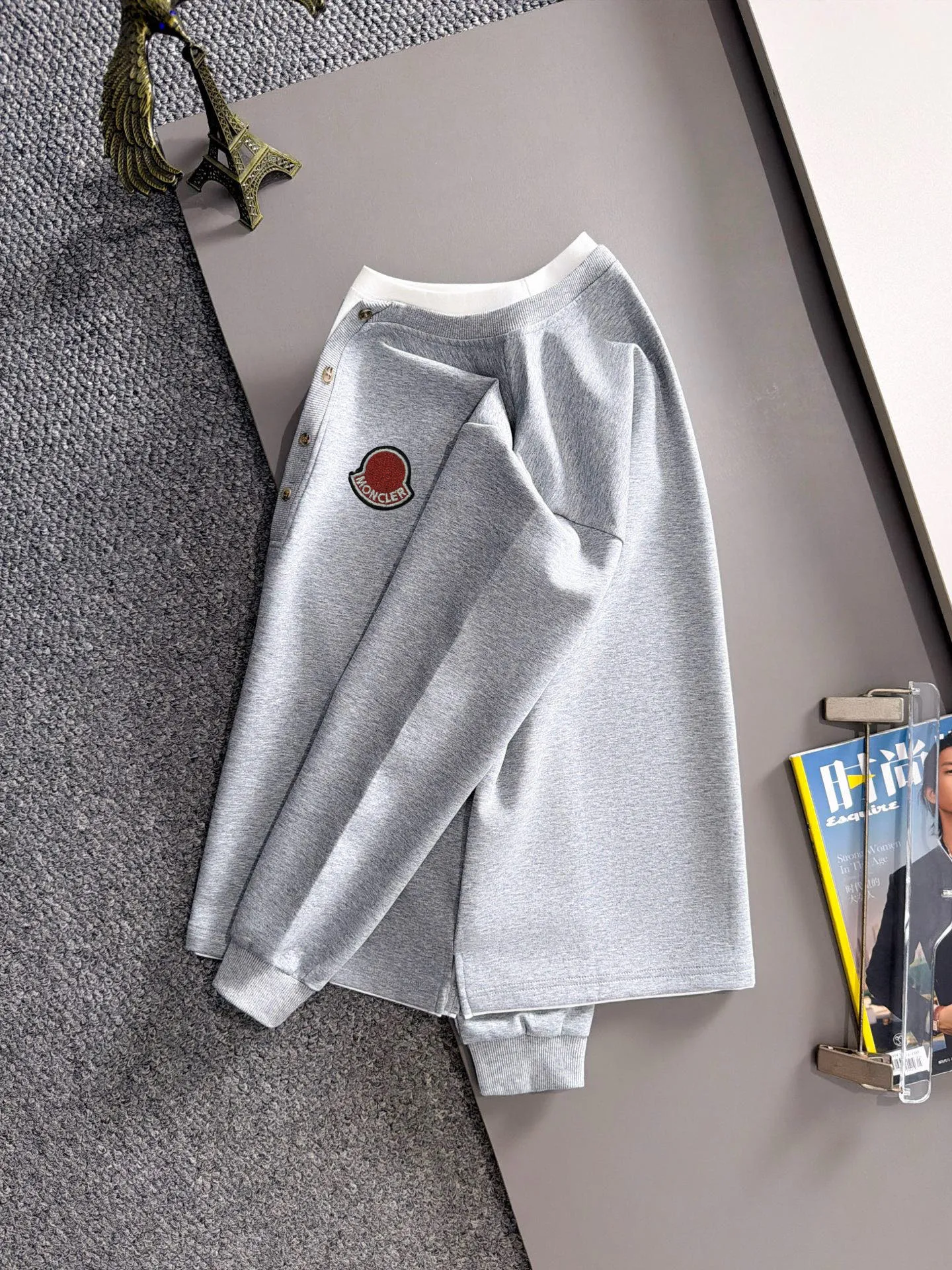 Mengkou 2026 long-sleeved lapel sweatshirt for men and women Same Style. Many stars have the same style, the top Original version. Feel free to compare🆚The fabric is custom-dyed and lightly sprayed and distressed. The fabric, material, and details are consistent with the original version. Special cotton and linen fabrics are selected. The fabric cost is extremely expensive. It is twice as expensive as pure cotton materials. We will do better at all costs. Three standards are complete. The comparison between non-market products and my fabrics is very different. Only the top version is made! Size: M-4XL